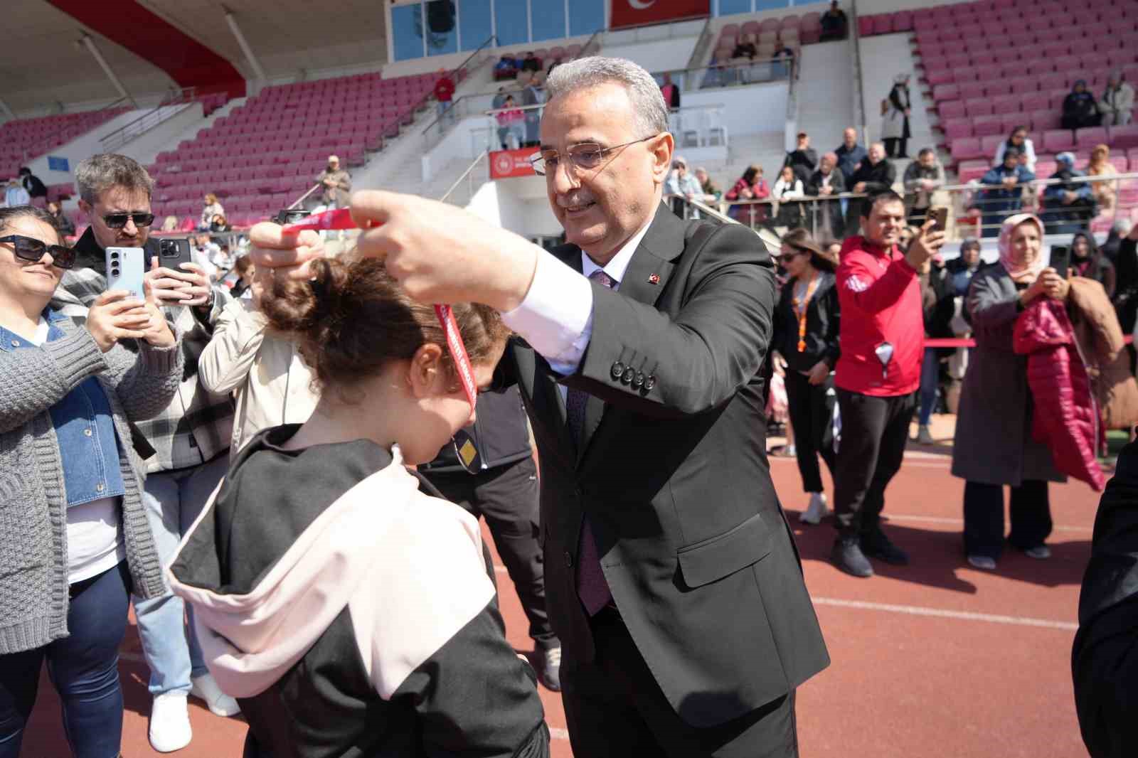 ozel sporcular atletizm turkiye birinciligi yarismalari yapildi 3