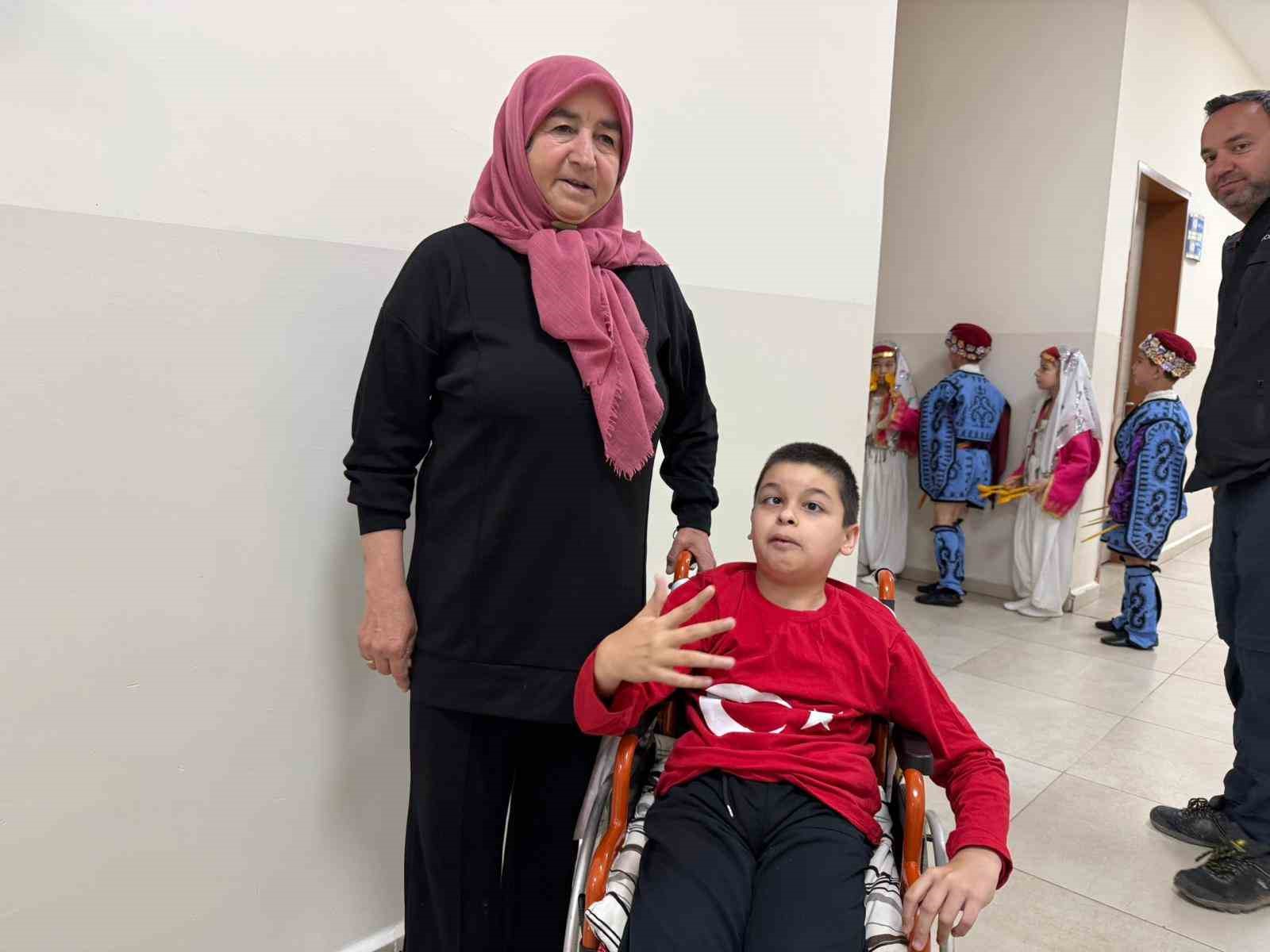 ozel torununu sahne kenarinda yonlendiren anneannenin heyecani dikkat cekti 2 8vI9SYP4