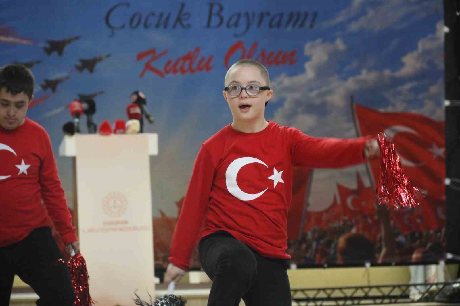 ozel torununu sahne kenarinda yonlendiren anneannenin heyecani dikkat cekti 4 777JPhEJ