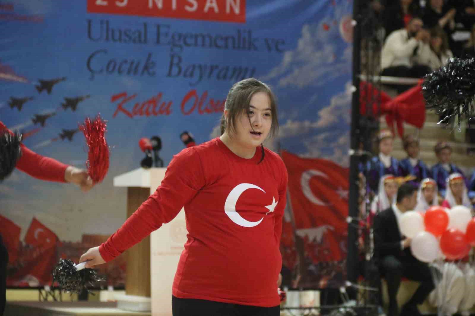 ozel torununu sahne kenarinda yonlendiren anneannenin heyecani dikkat cekti 5 OBF41gmF