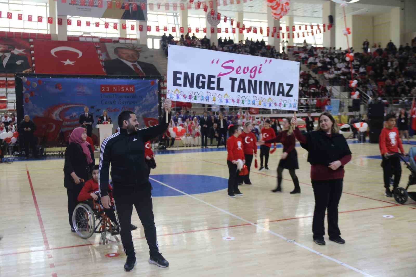 ozel torununu sahne kenarinda yonlendiren anneannenin heyecani dikkat cekti 6 qzSQeGOy
