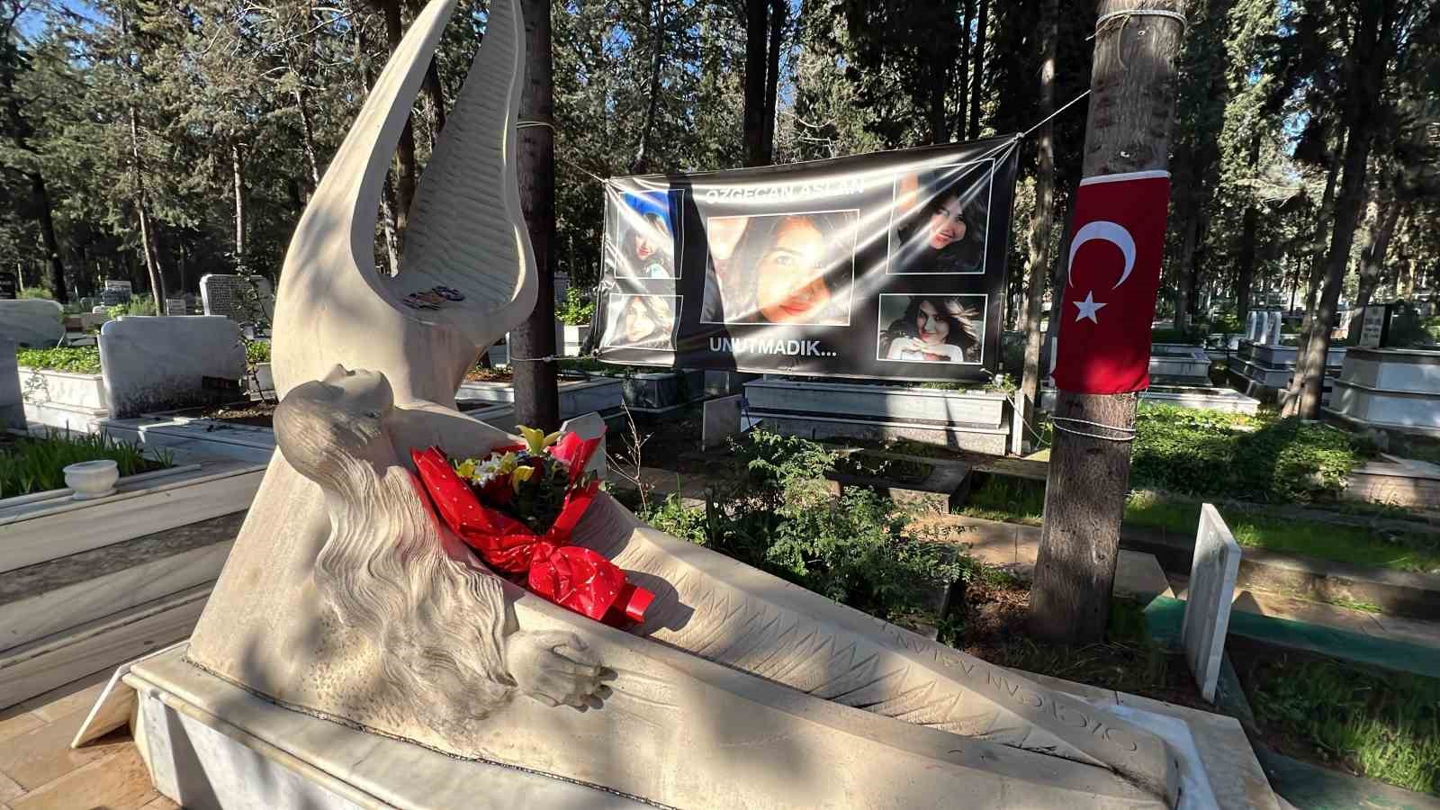 ozgecan aslan olumunun 11inci yilinda mezari basinda dualarla anildi 5 lSJEsfMK