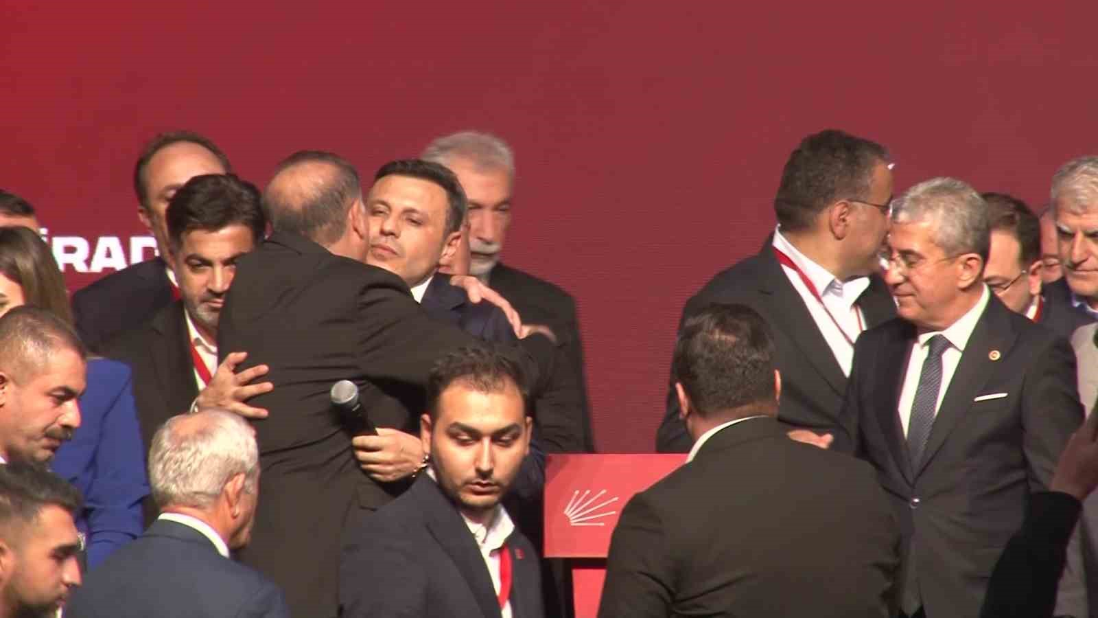 ozgur celik oy coklugu ile tekrar chp istanbul il baskani secildi 0 HaY5dN77