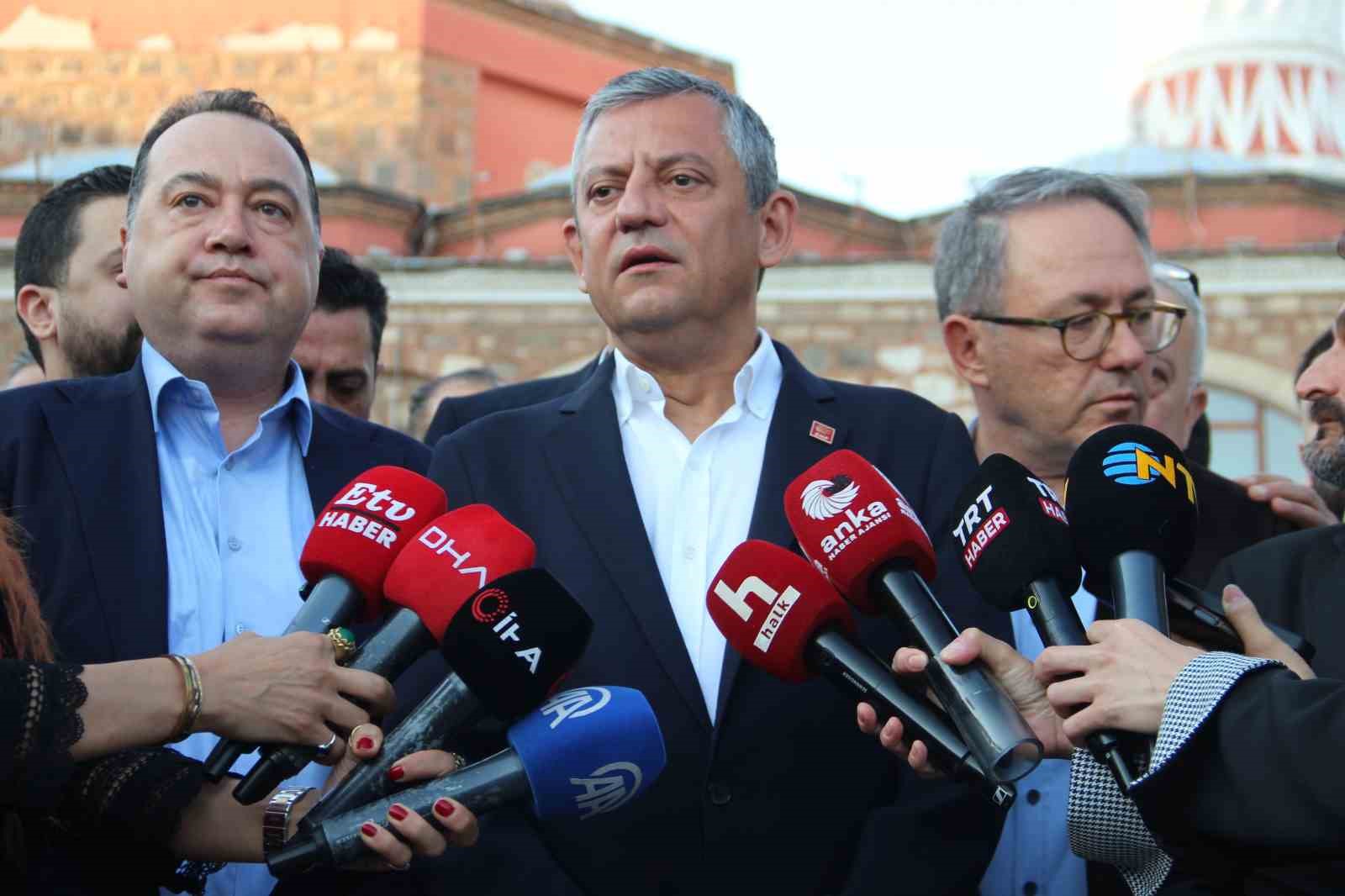 ozgur ozel bayram namazini memleketi manisada kildi 0 CJ5ZygRk