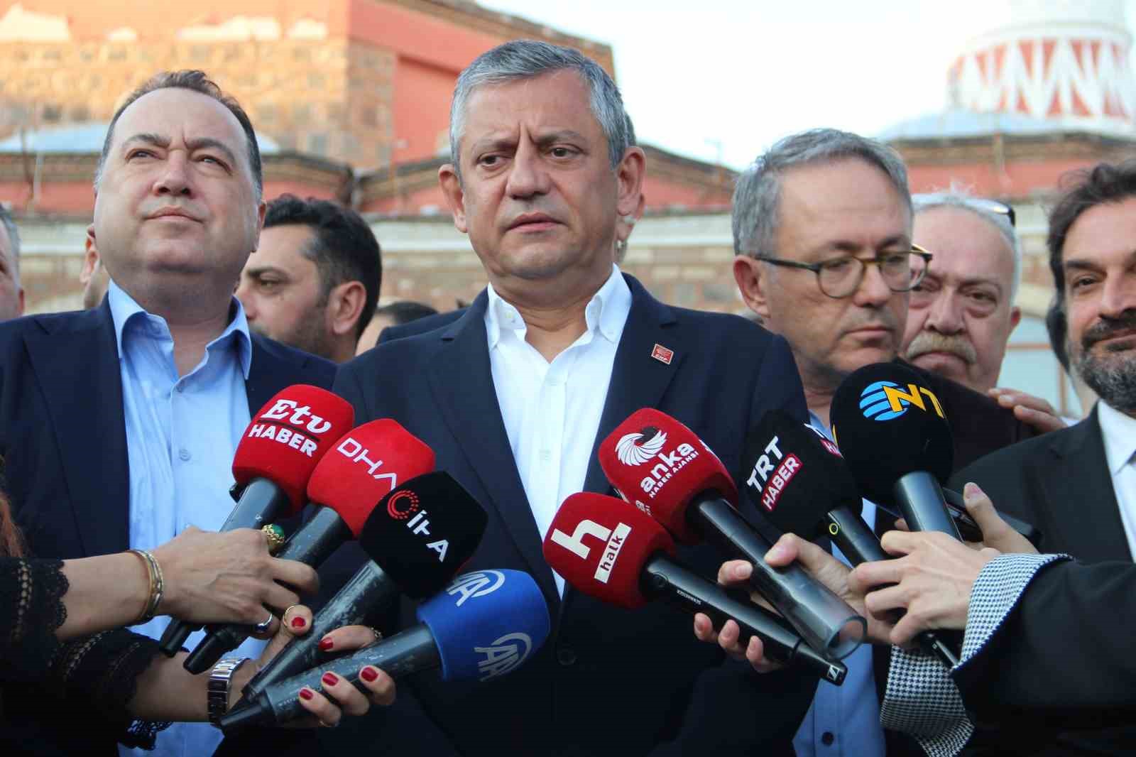 ozgur ozel bayram namazini memleketi manisada kildi 1 sLY99mPC