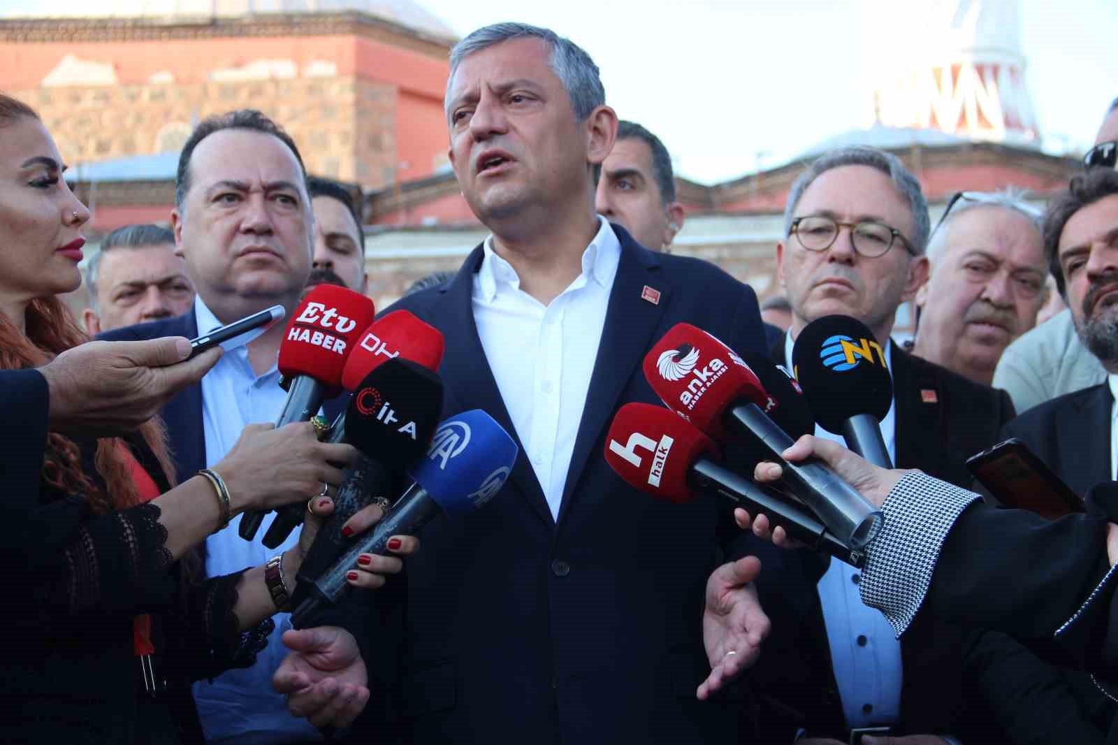 ozgur ozel bayram namazini memleketi manisada kildi 2 PRcS2fNA