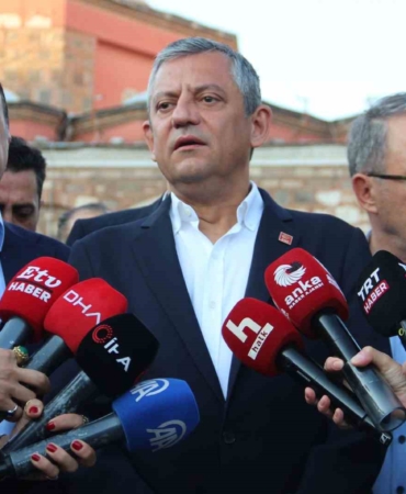 ozgur-ozel-bayram-namazini-memleketi-manisada-kildi-JnnPN92y.jpg