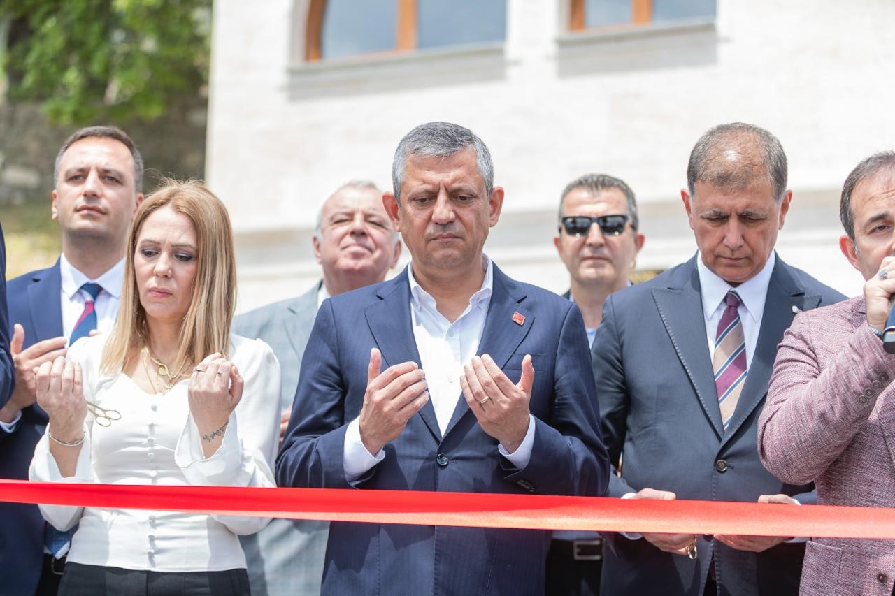 ozgur ozel bornovada toplu acilis torenlerine katildi 0 U3ss1uhs