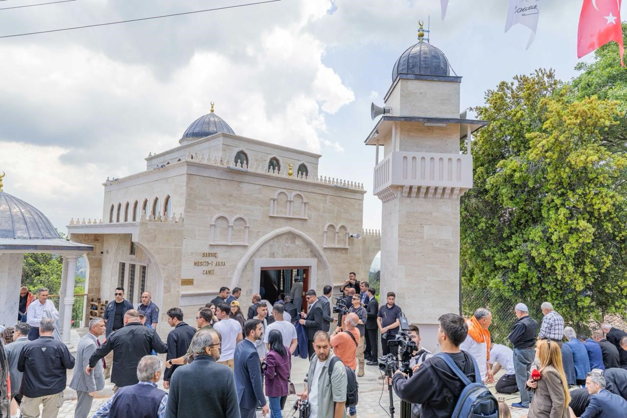 ozgur ozel bornovada toplu acilis torenlerine katildi 2 2uwtVzYu