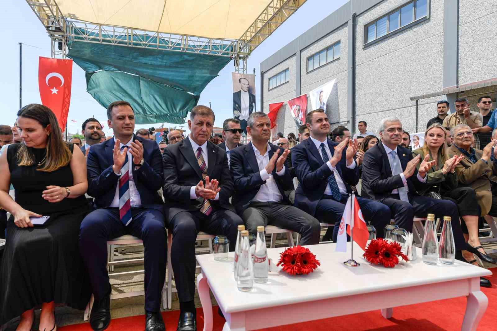 ozgur ozel bornovada toplu acilis torenlerine katildi 3 djcdyUVn