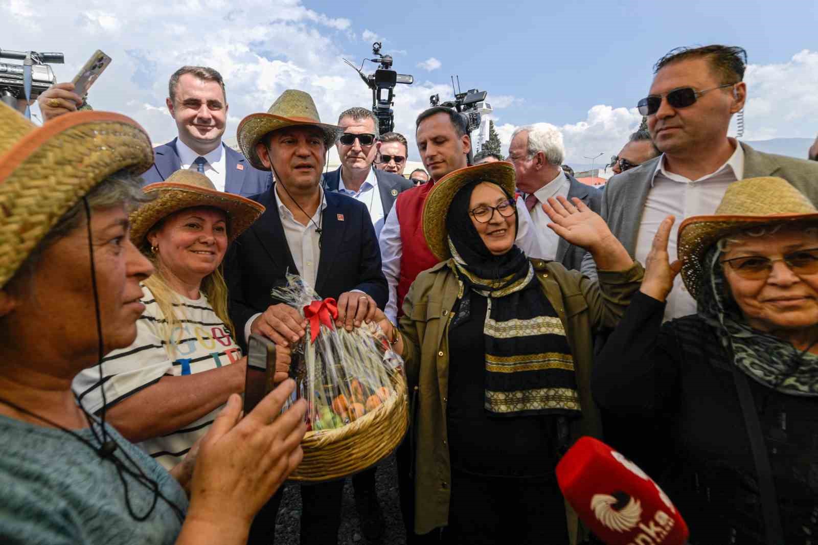 ozgur ozel bornovada toplu acilis torenlerine katildi 6 SUSOUuXQ