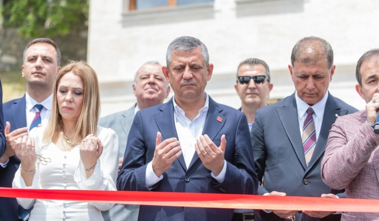 ozgur-ozel-bornovada-toplu-acilis-torenlerine-katildi-MVBwjdGP.jpg