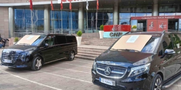 ozgur-ozel-doneminde-chpye-tahsis-edildigi-iddia-edilen-iki-arac-haram-parayla-alinmistir-yazisiyla-KjtyBFL7.jpg