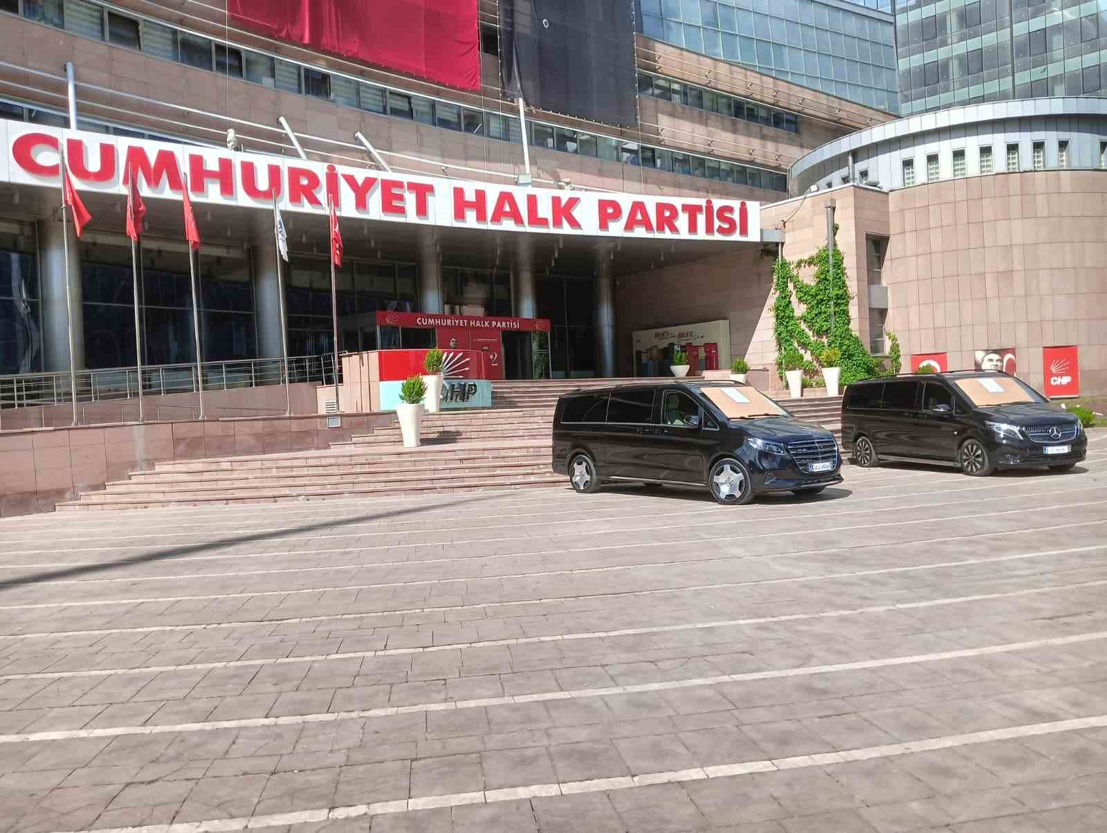 ozgur ozel doneminde chpye tahsis edildigi iddia edilen iki arac haram parayla alinmistir yazisiyla kPvuHJTi