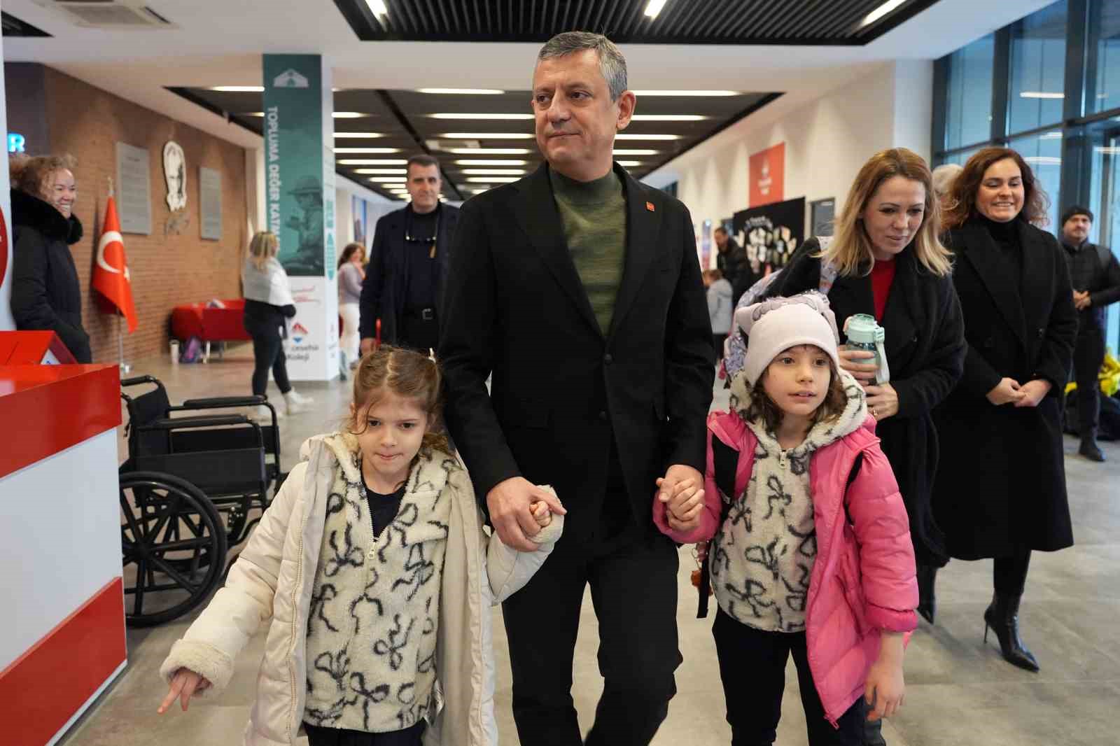ozgur ozel ferdi zeyrekin ikiz kizlarini da okula goturdu 0