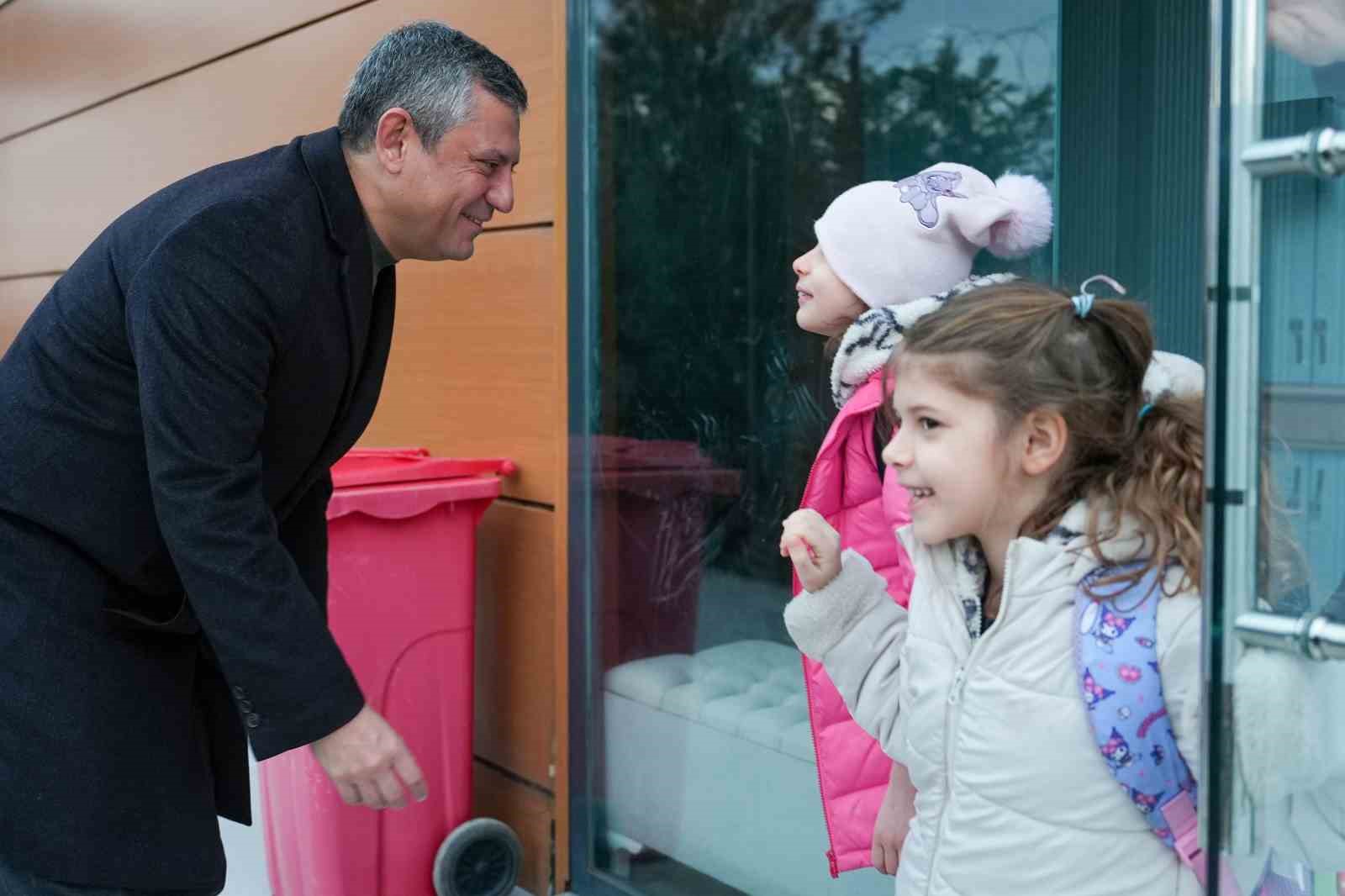 ozgur ozel ferdi zeyrekin ikiz kizlarini da okula goturdu 1 Q9A7yLqP