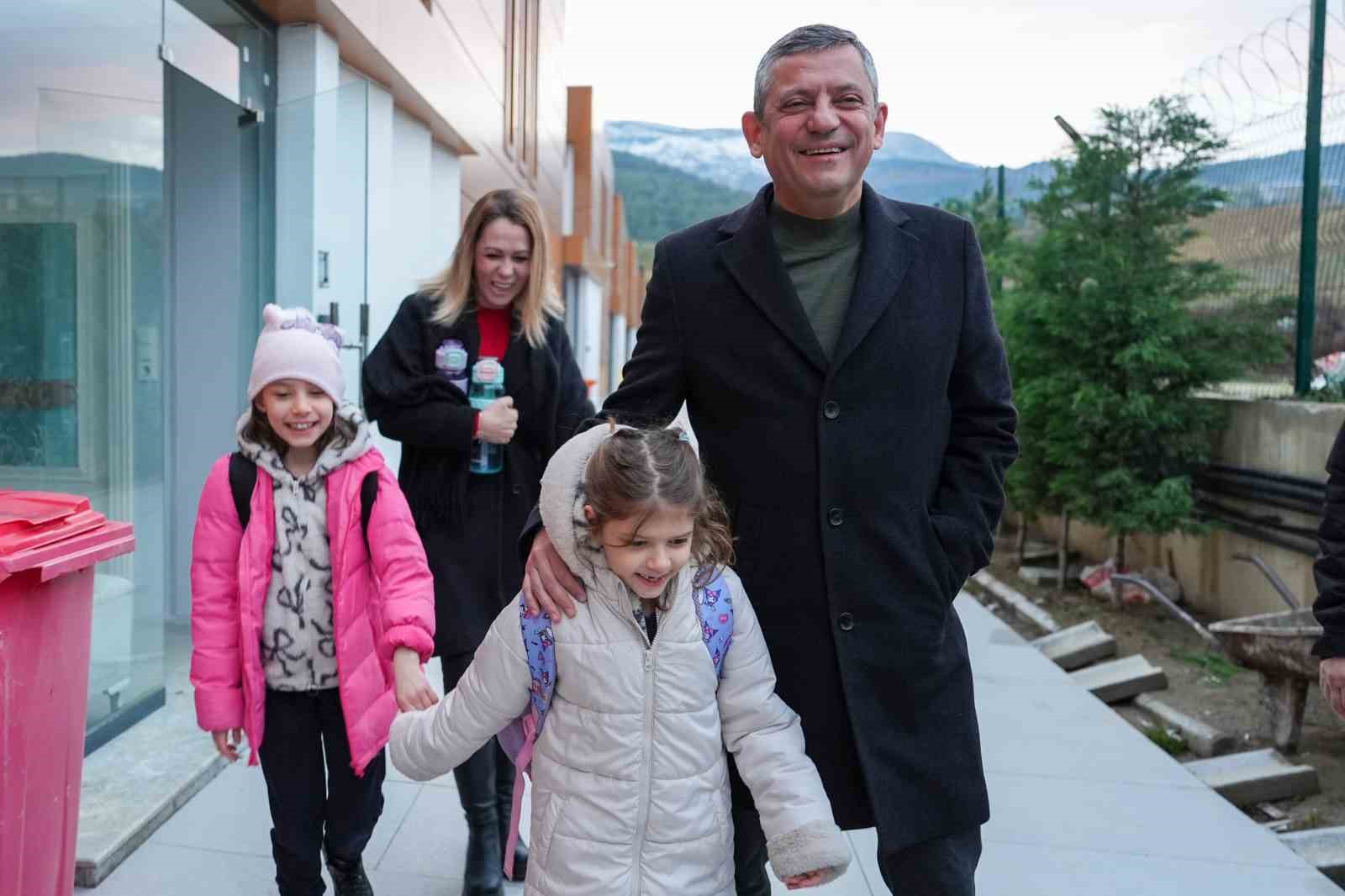ozgur ozel ferdi zeyrekin ikiz kizlarini da okula goturdu 2 dQm7wWDi