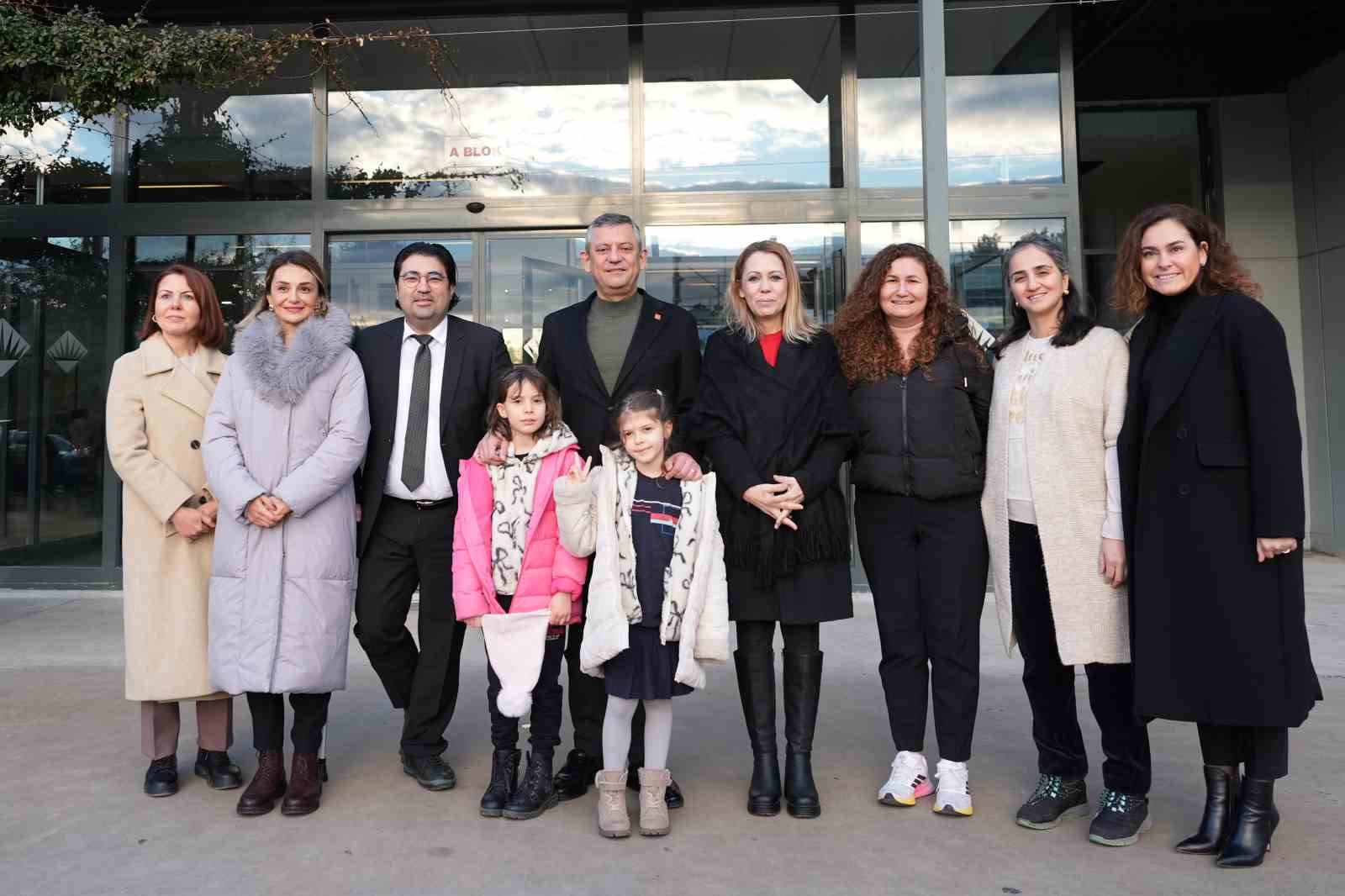ozgur ozel ferdi zeyrekin ikiz kizlarini da okula goturdu 4 3vA74gt8