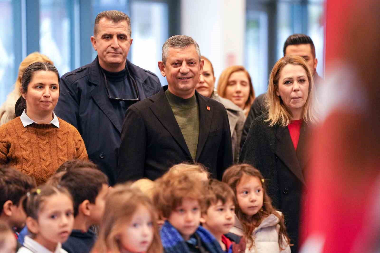 ozgur ozel ferdi zeyrekin ikiz kizlarini da okula goturdu 6
