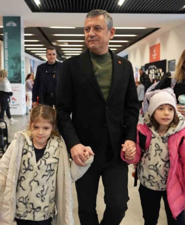 ozgur-ozel-ferdi-zeyrekin-ikiz-kizlarini-da-okula-goturdu-NN792IIB.jpg