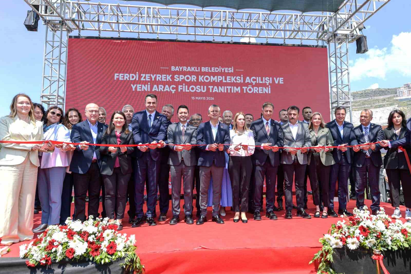 ozgur ozel izmirde ferdi zeyrek spor kompleksinin acilisina katildi 0 8GPeQhPN