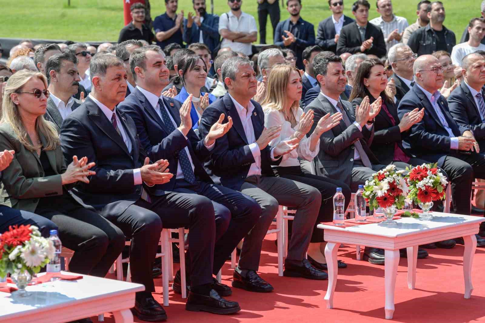 ozgur ozel izmirde ferdi zeyrek spor kompleksinin acilisina katildi 5 q1TISROY