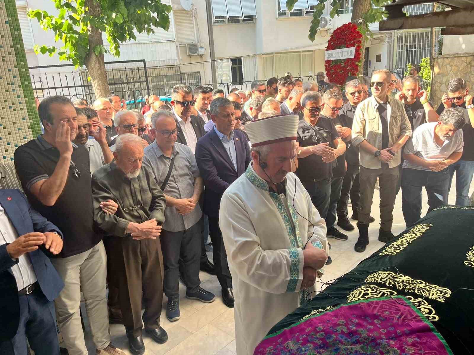 ozgur ozel izmirde gonulsen ailesinin cenazesine katildi 2
