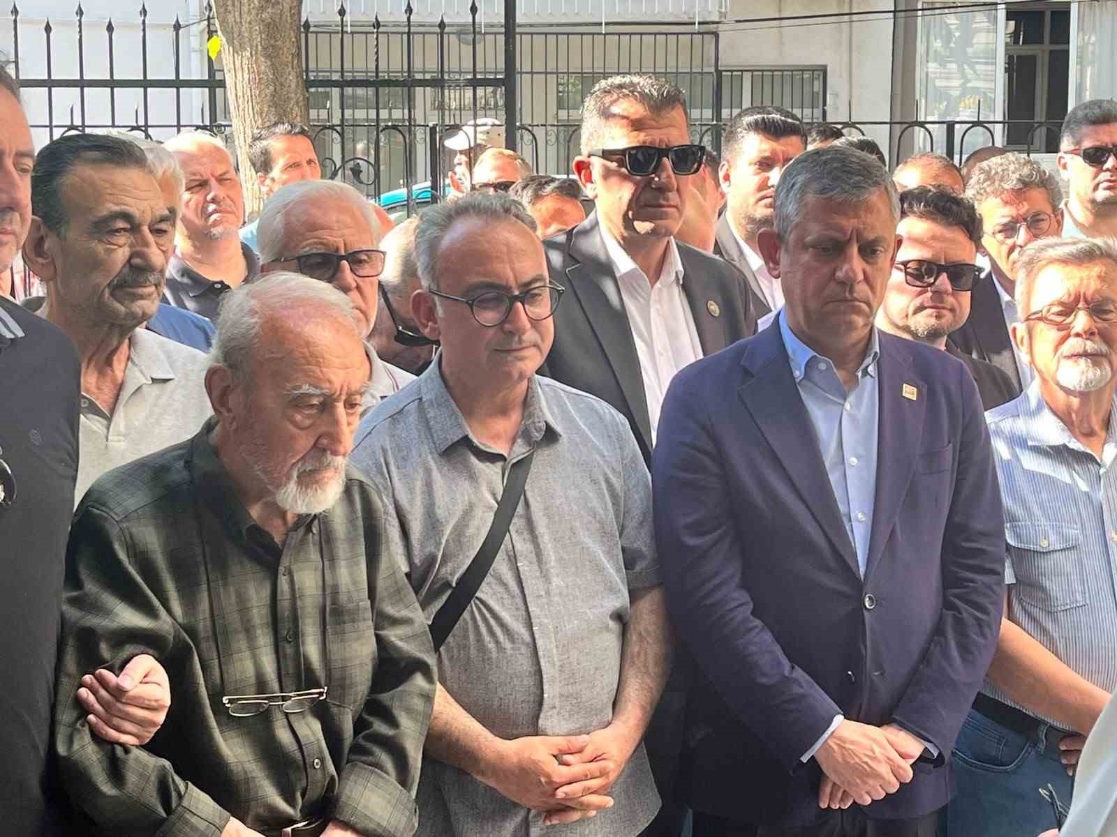 ozgur ozel izmirde gonulsen ailesinin cenazesine katildi 3 BB3YI7Ay
