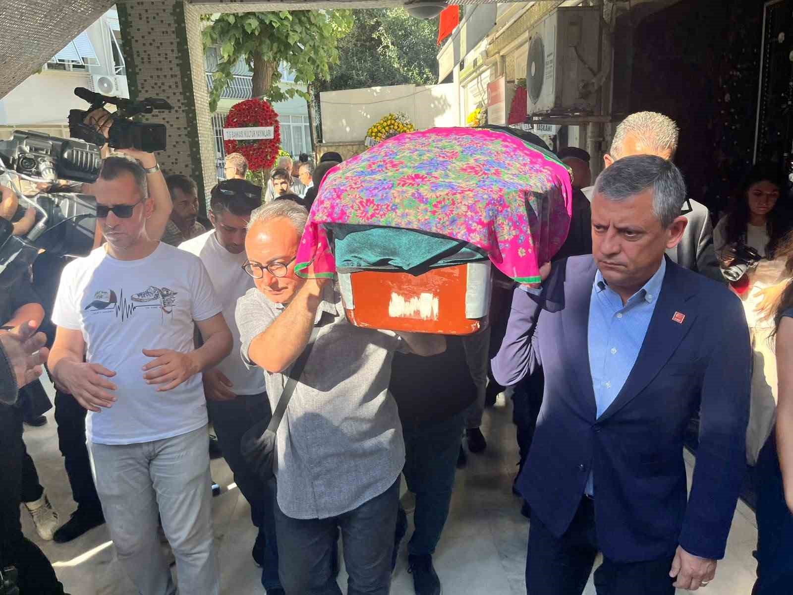 ozgur ozel izmirde gonulsen ailesinin cenazesine katildi 4 eE2aLuN1