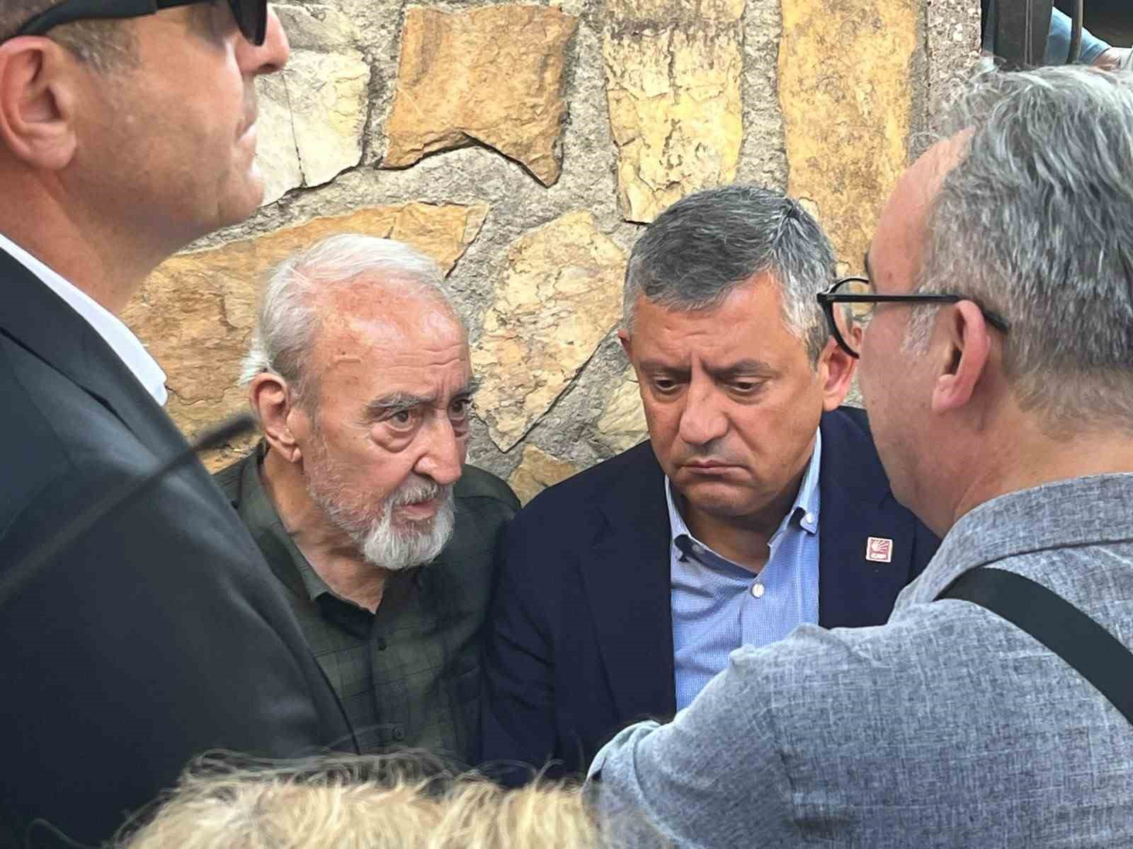 ozgur ozel izmirde gonulsen ailesinin cenazesine katildi 5 lPsyXUCe