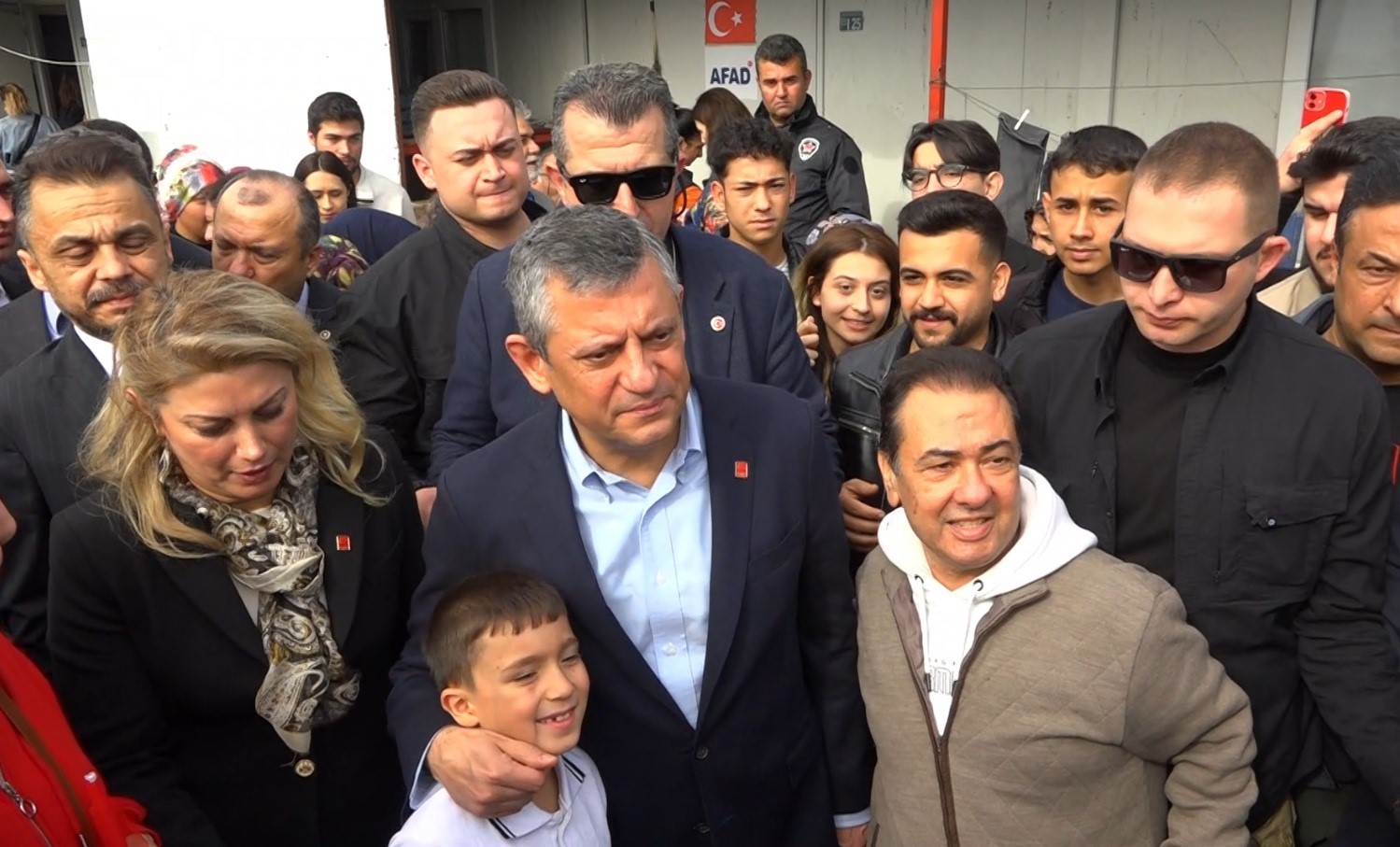ozgur ozel osmaniyede depremzedelerle bir araya geldi 4