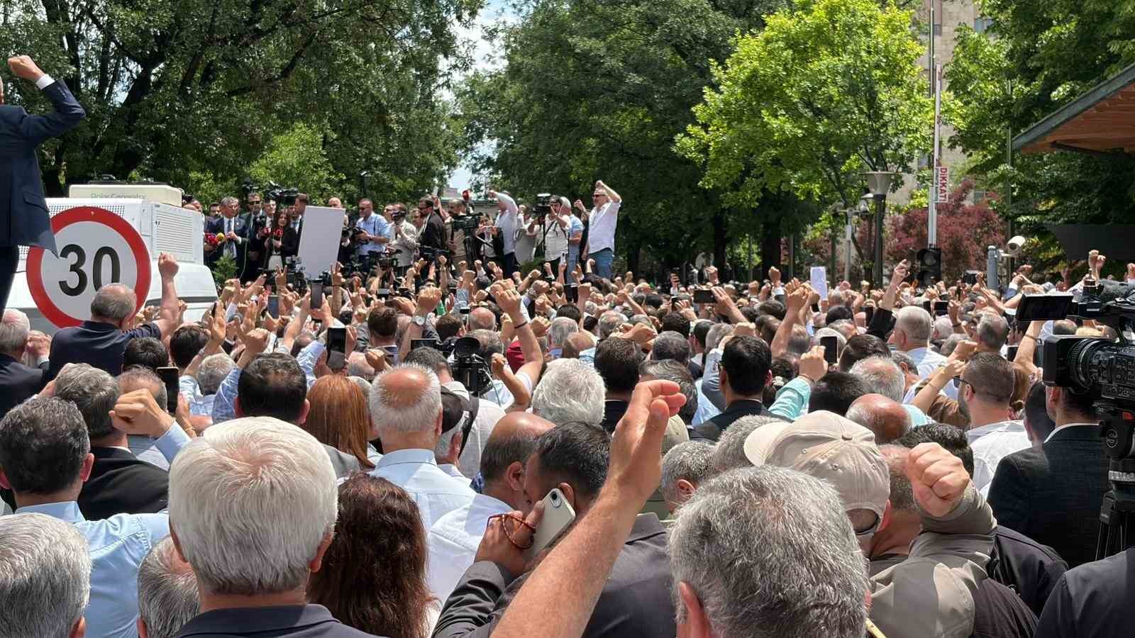 Özgür Özel TBMM önündeki kalabalığa seslendi 5 ozgur ozel tbmm onundeki kalabaliga seslendi 1 GZ1cEVJs