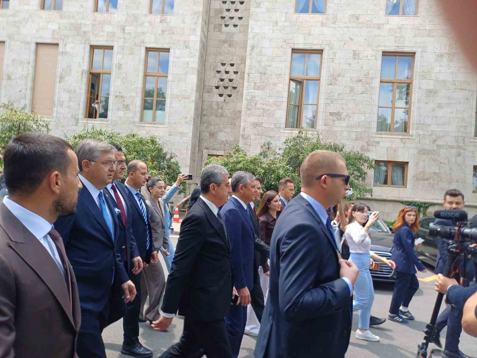 Özgür Özel TBMM önündeki kalabalığa seslendi 6 ozgur ozel tbmm onundeki kalabaliga seslendi 2 1f3SG99r