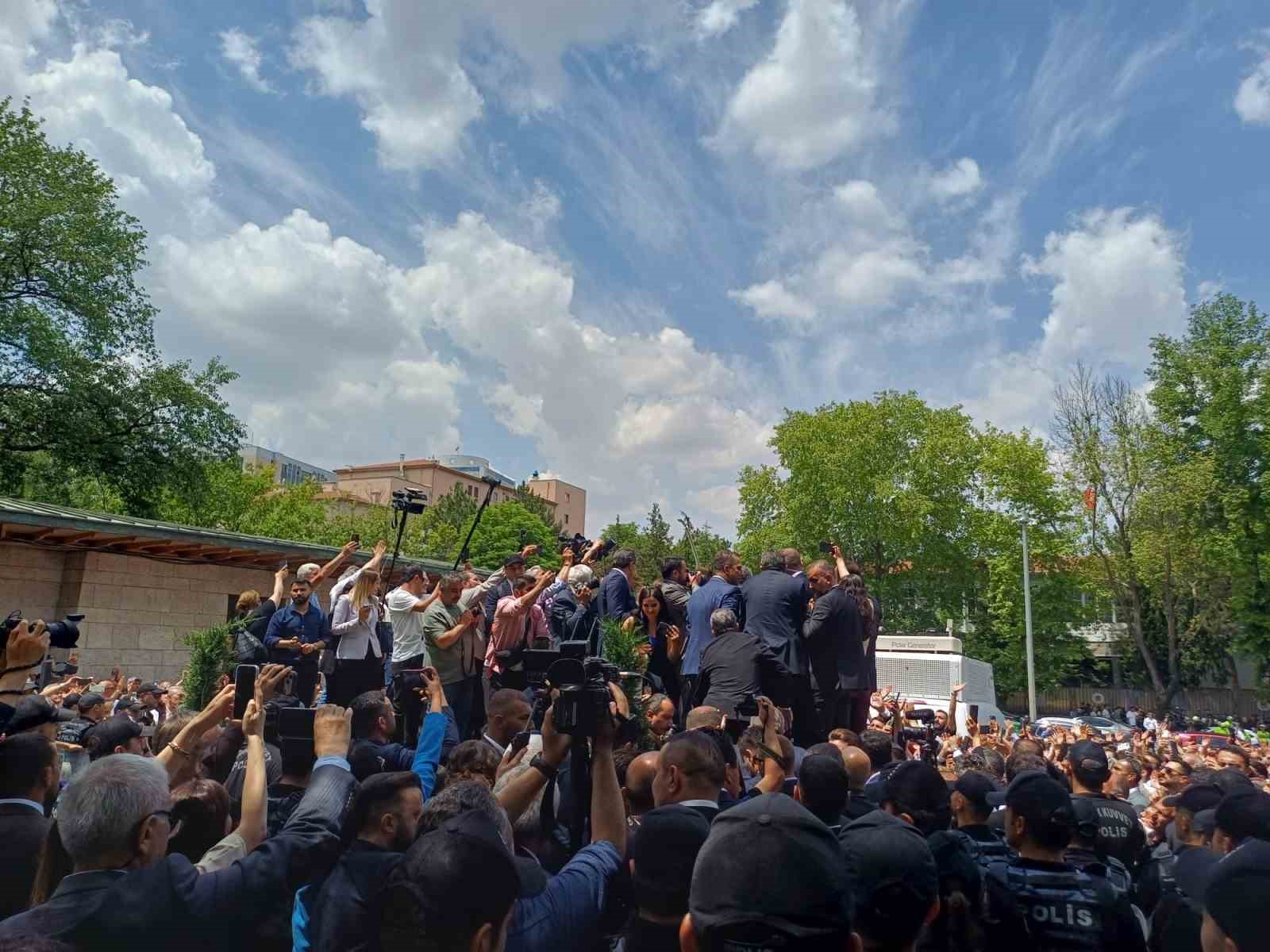 Özgür Özel TBMM önündeki kalabalığa seslendi 7 ozgur ozel tbmm onundeki kalabaliga seslendi 3 cPNeEy3e