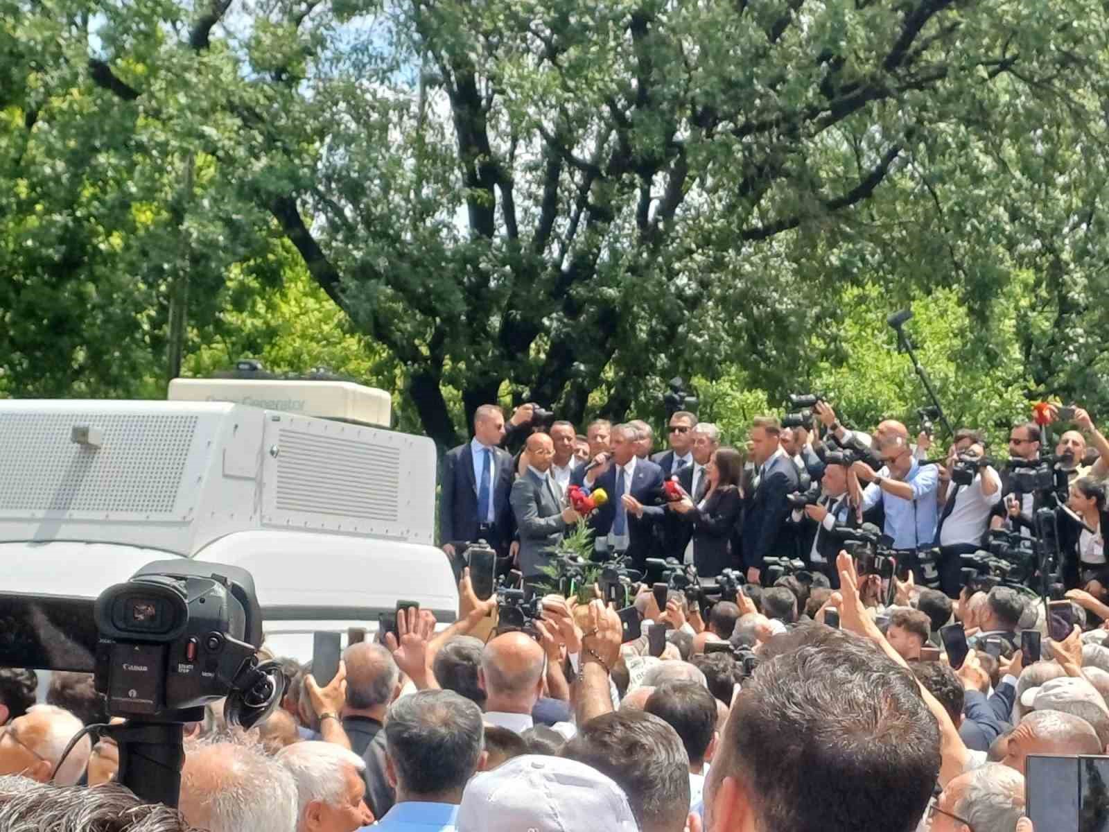 Özgür Özel TBMM önündeki kalabalığa seslendi 8 ozgur ozel tbmm onundeki kalabaliga seslendi 4 aOaLBPVG