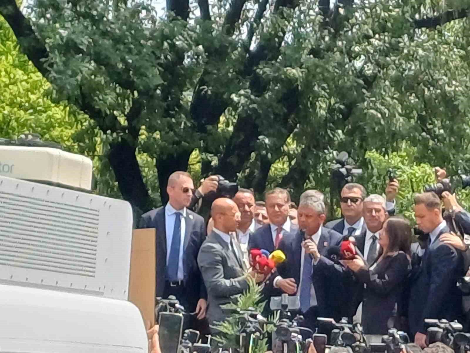 Özgür Özel TBMM önündeki kalabalığa seslendi 9 ozgur ozel tbmm onundeki kalabaliga seslendi 5 i9h6rVAm