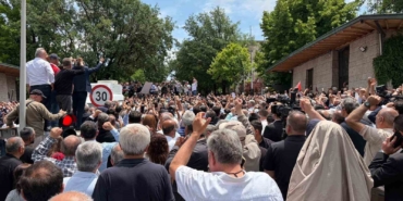 ozgur-ozel-tbmm-onundeki-kalabaliga-seslendi-61X9tehi.jpg