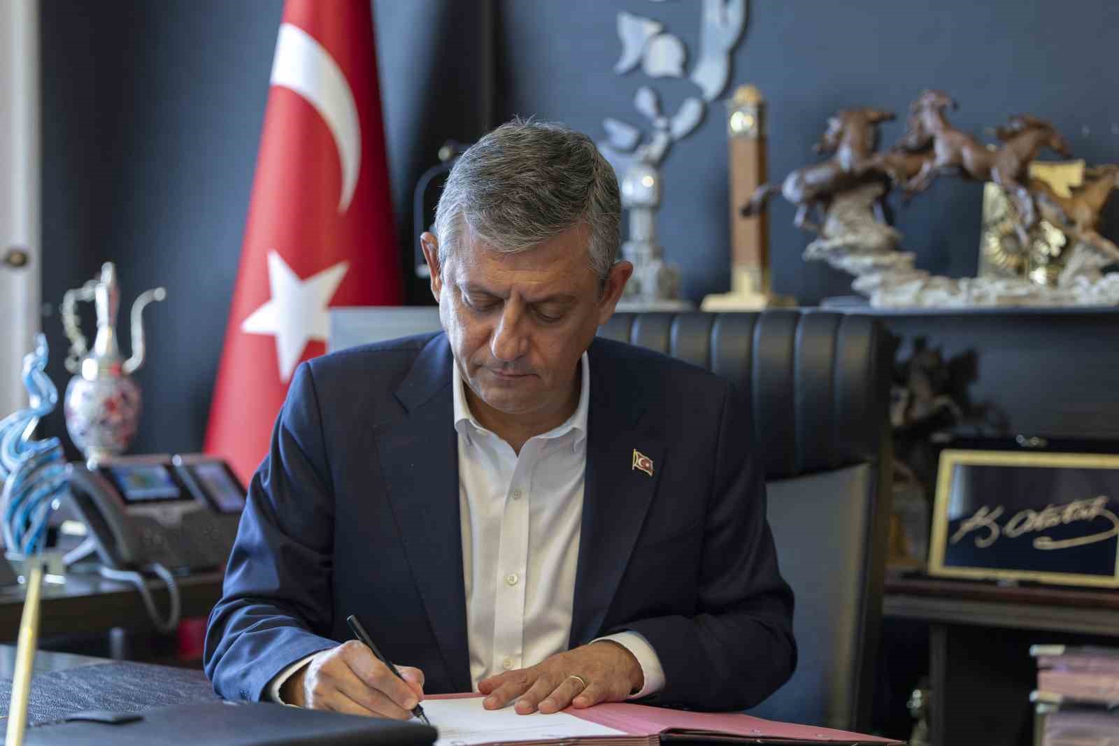 Özgür Özel ve 90 milletvekili CHP’den istifa etti 4 ozgur ozel ve 90 milletvekili chpden istifa etti 0 wyUqtw4z