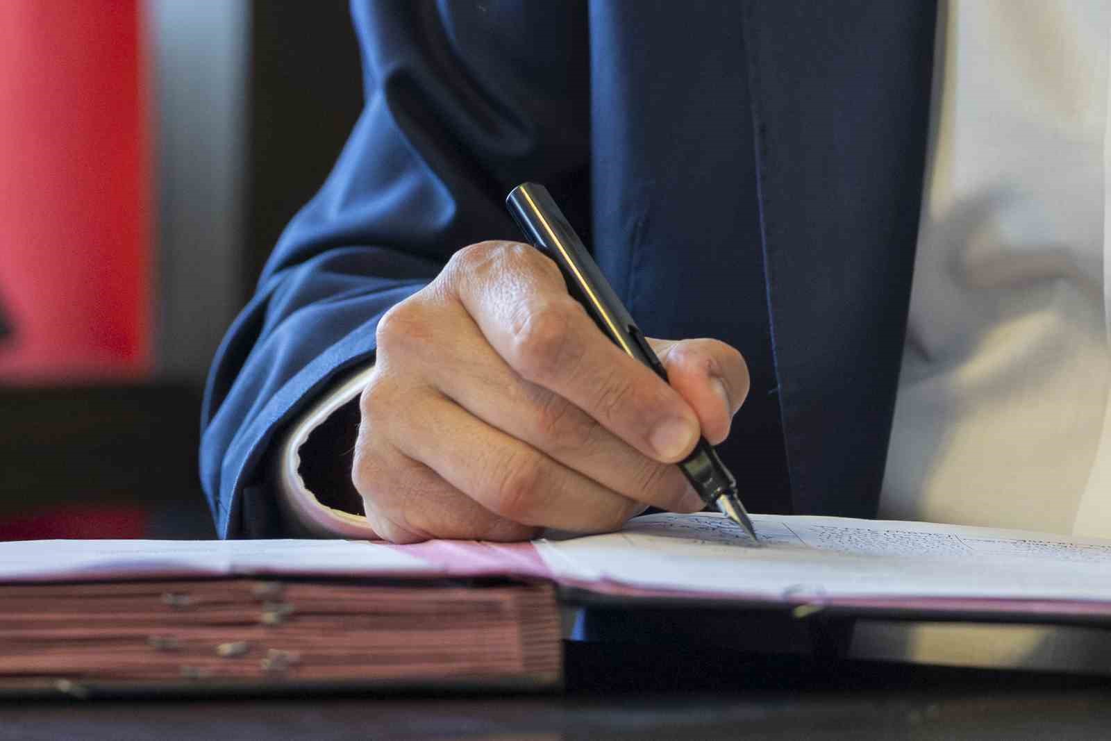 Özgür Özel ve 90 milletvekili CHP’den istifa etti 5 ozgur ozel ve 90 milletvekili chpden istifa etti 1 AdbUi5Gl