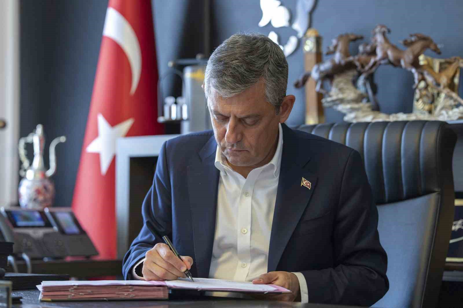 Özgür Özel ve 90 milletvekili CHP’den istifa etti 6 ozgur ozel ve 90 milletvekili chpden istifa etti 2 ELYGWAA3