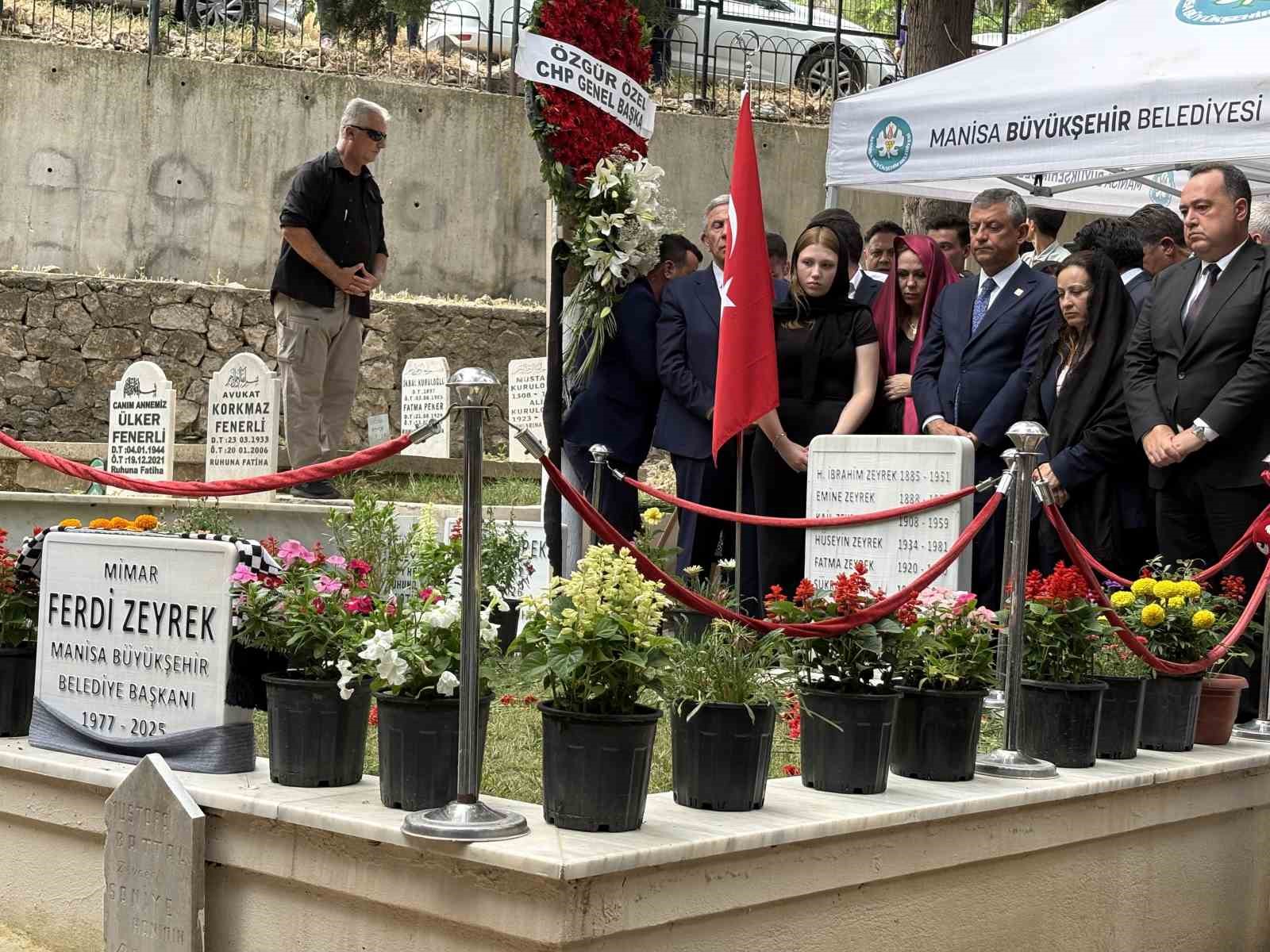 Özgür Özel ve Mansur Yavaş’tan Ferdi Zeyrek’e vefa ziyareti 5 ozgur ozel ve mansur yavastan ferdi zeyreke vefa ziyareti 1 psaBpzSX