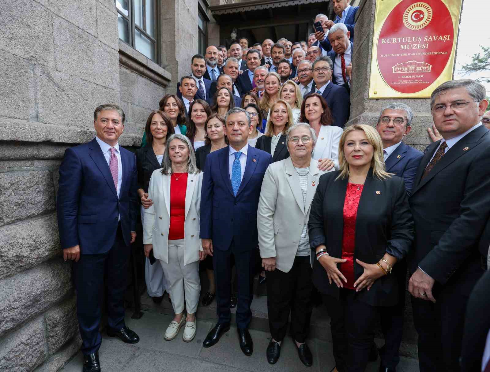 Özgür Özel: "YENİ Parti ilk kez ve son kez ana muhalefet partisi olarak bütçe çalışmalarına katılacak" 4 ozgur ozel yeni parti ilk kez ve son kez ana muhalefet partisi olarak butce fU1tgA2T
