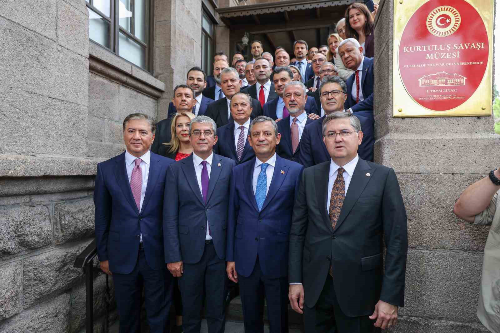 Özgür Özel: "YENİ Parti ilk kez ve son kez ana muhalefet partisi olarak bütçe çalışmalarına katılacak" 5 ozgur ozel yeni parti ilk kez ve son kez ana muhalefet partisi olarak butce py9NfClJ