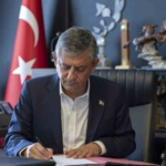 ozgur-ozel-yeni-partinin-kurulus-evraklarini-imzalayarak-cumhuriyet-halk-partisinden-istifa-etti-ozel-ile-ejLrsW9c.jpg
