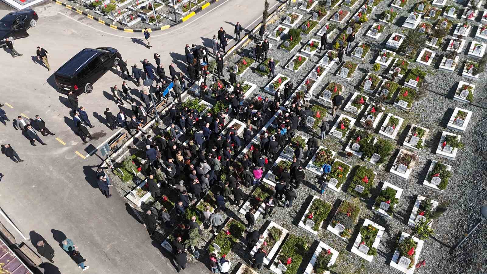 ozgur ozelden 30 araclik konvoyla deprem mezarligina ziyaret 2