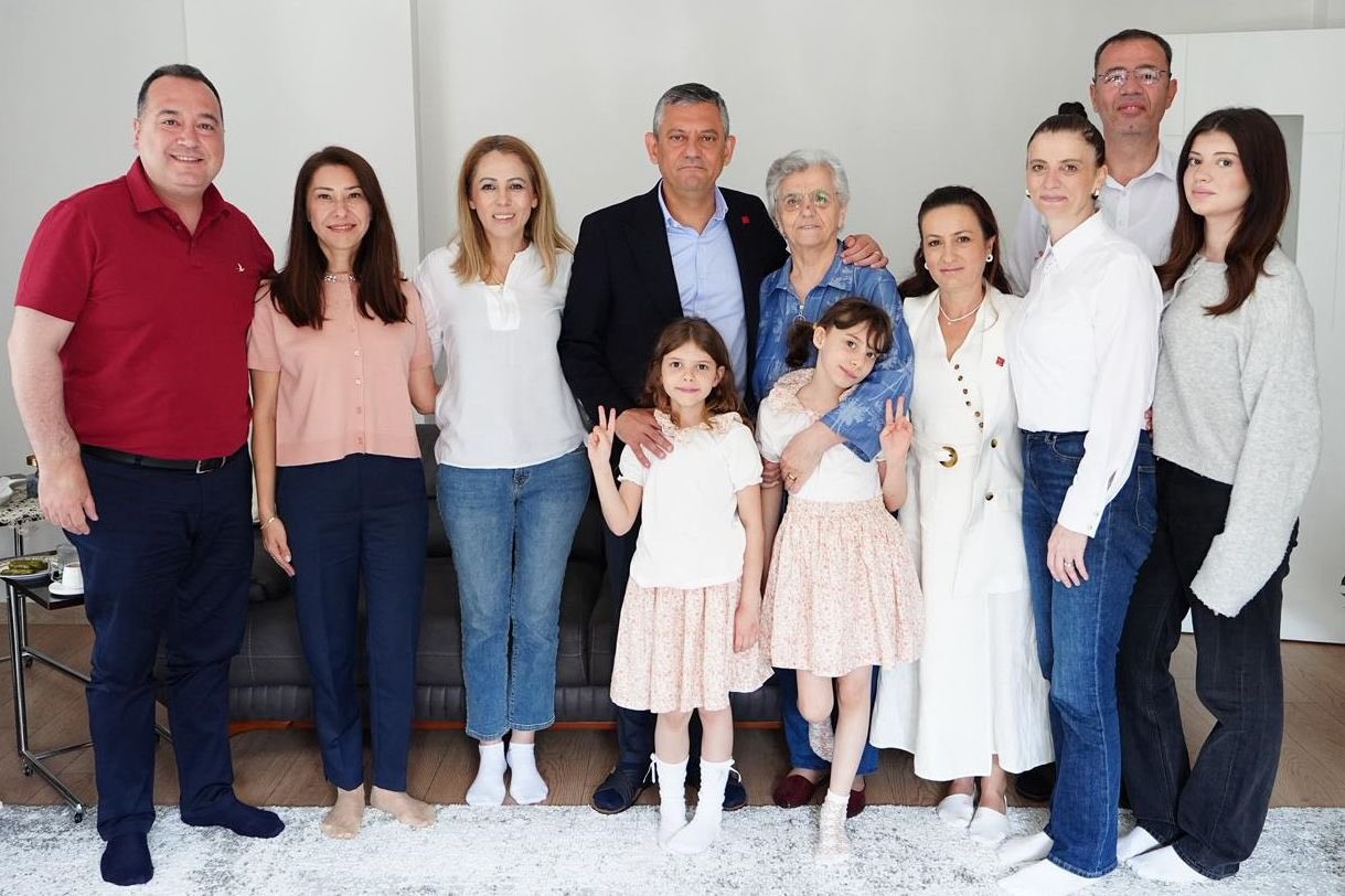 ozgur ozelden anneler gununde duygu dolu ziyaret 1 Kvap3hUc
