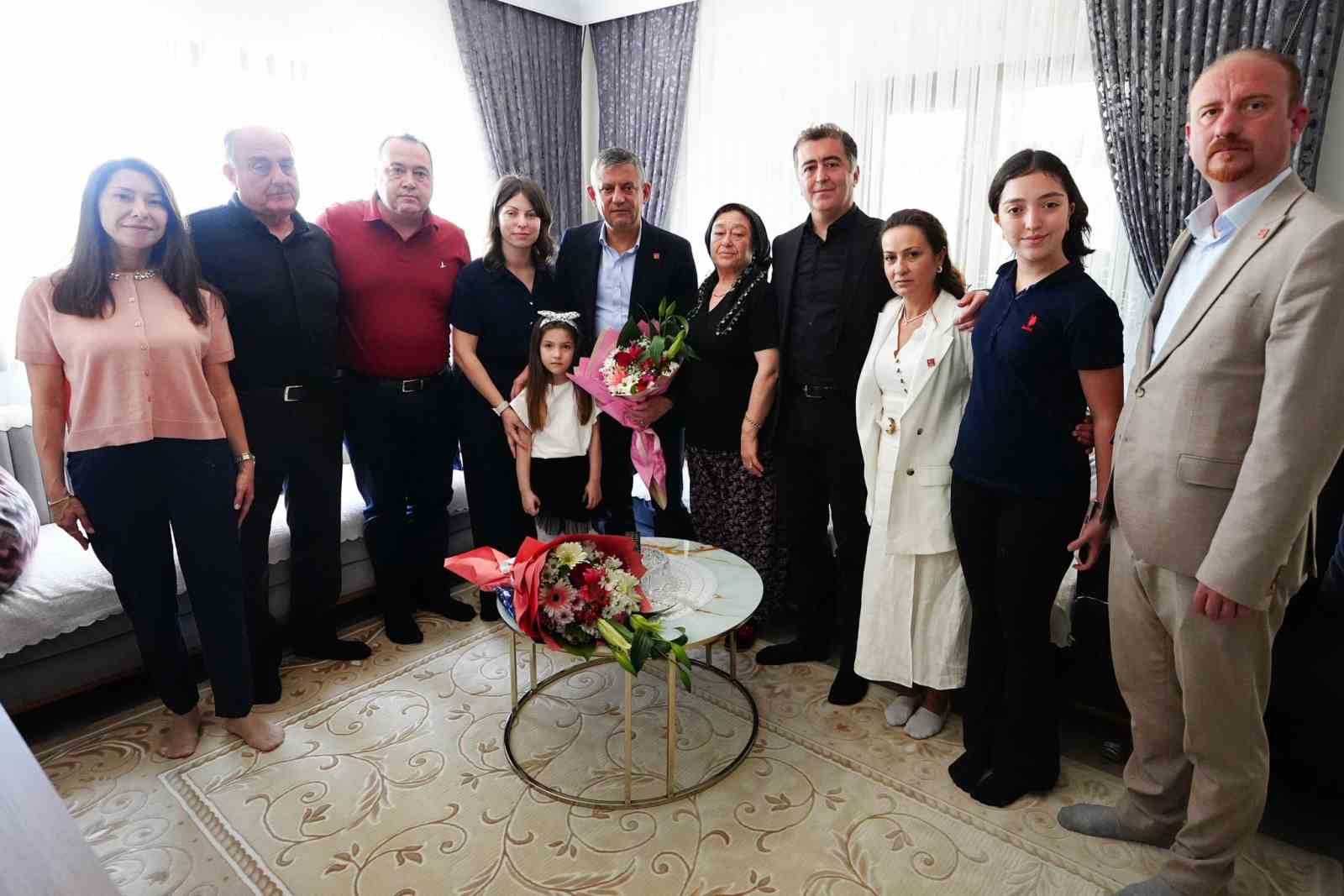 ozgur ozelden anneler gununde duygu dolu ziyaret 2 VMrw62mH