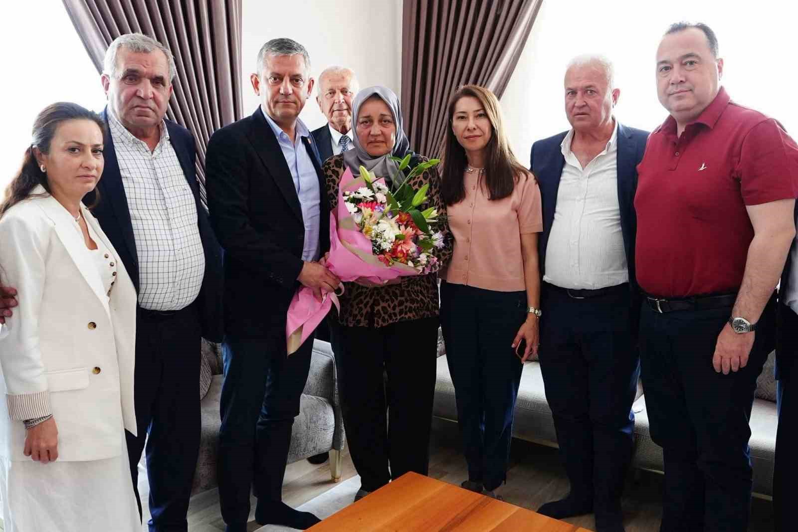 ozgur ozelden anneler gununde duygu dolu ziyaret 3 k1WtP9pu