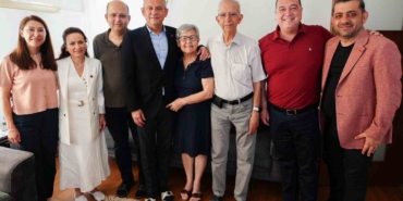 ozgur-ozelden-anneler-gununde-duygu-dolu-ziyaret-FXfZgBSI.jpg