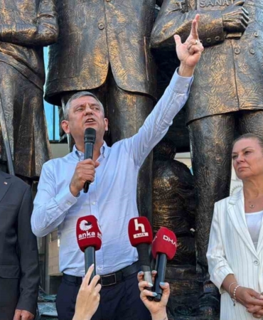 ozgur-ozelden-dini-degerleri-asagilayan-deniz-goktasa-destek-EmTTbEwu.jpg